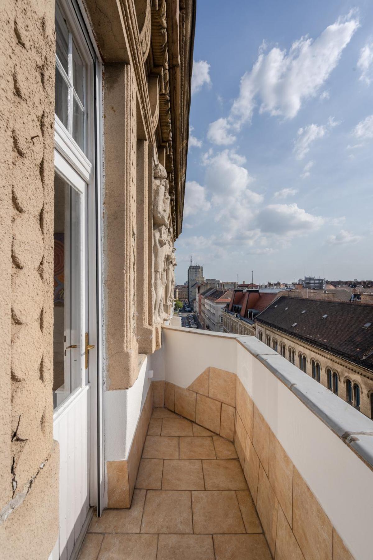 Apartment 3 Bedroom Classical With A Modern Touch 2unit *