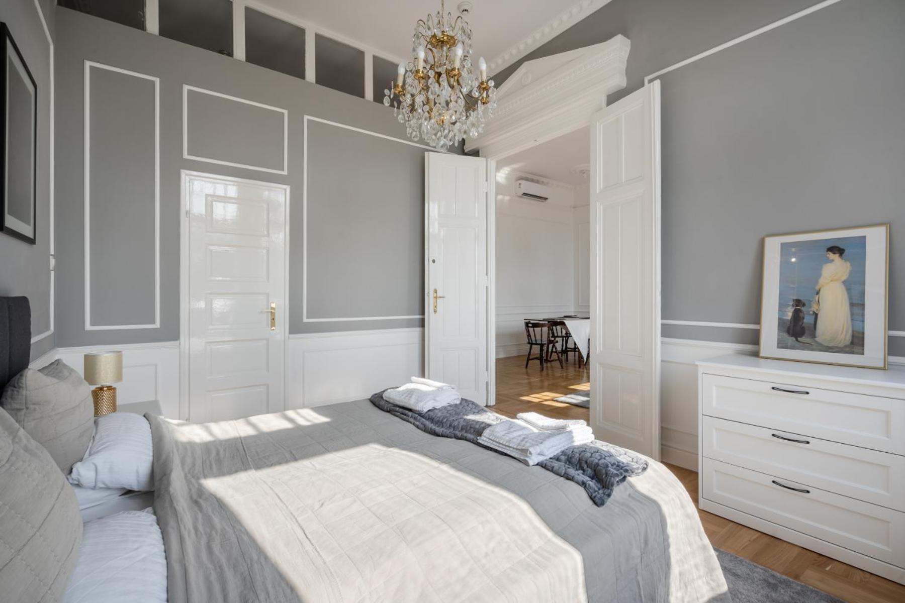 3 Bedroom Classical With A Modern Touch 2unit Apartment *